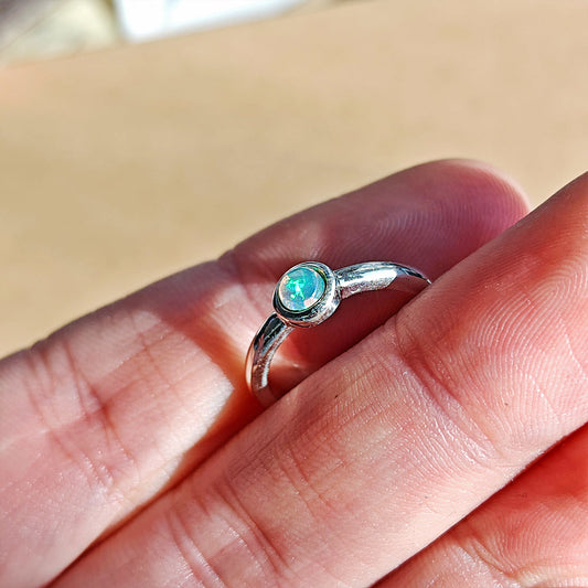 Anillo de plata de ley 925 con círculo de ópalo en un diseño elegante y brillante.