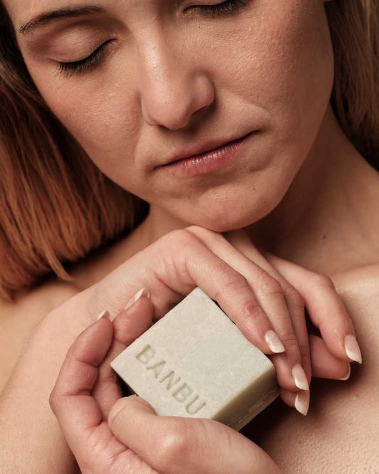 Mousse facial ecológica Aura de Banbu para piel normal y seca, limpiador facial en espuma natural y suave.