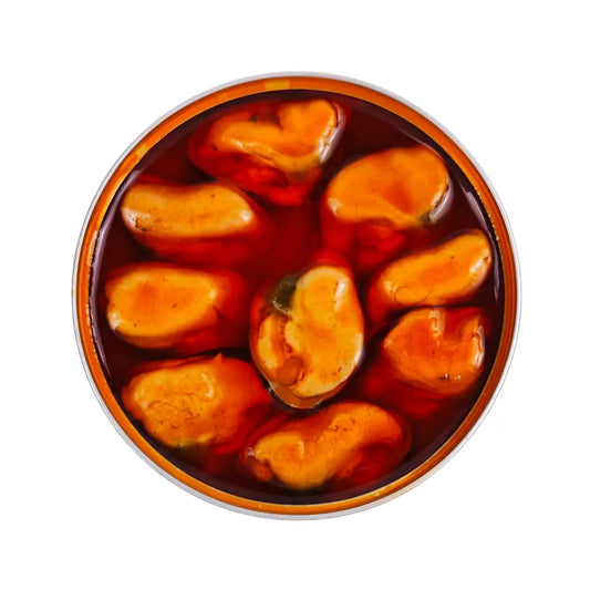 Mejillones en escabeche grandes de Conservas FerroMar en lata abierta, 7-10 piezas, con verduras y especias en aceite.