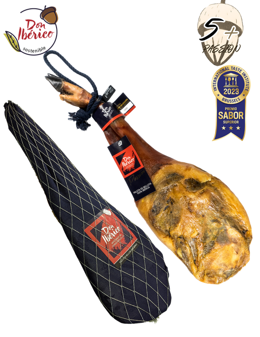 Jamón ibérico de bellota 100% montanera de la marca MonJamon y Más, presentado en paleta de jamón.