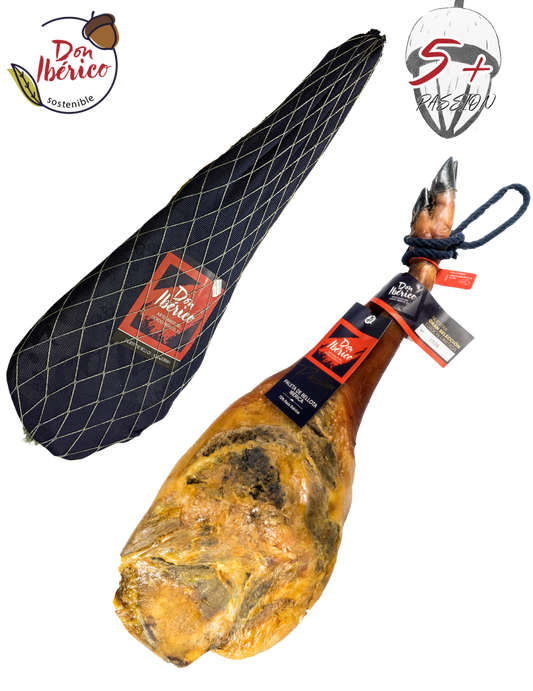 Jamon de bellota ibérica 75% raza ibérica de la marca Monjamón y Más, en lonchas finas sobre fondo neutro.