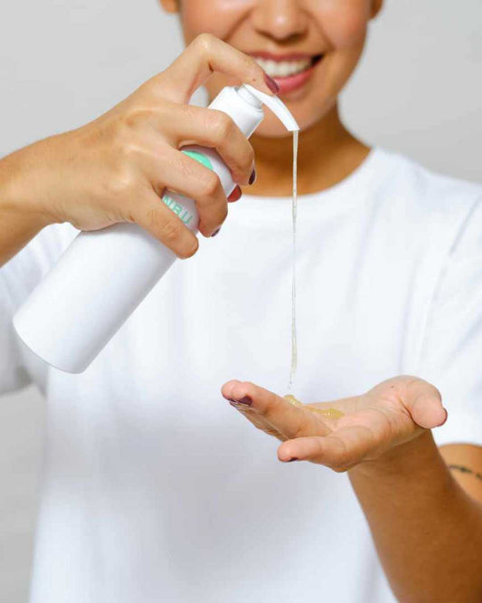 Botella para gel en polvo BANBU, con tapa y boquilla, diseñada para aplicar gel en ducha o peinado.