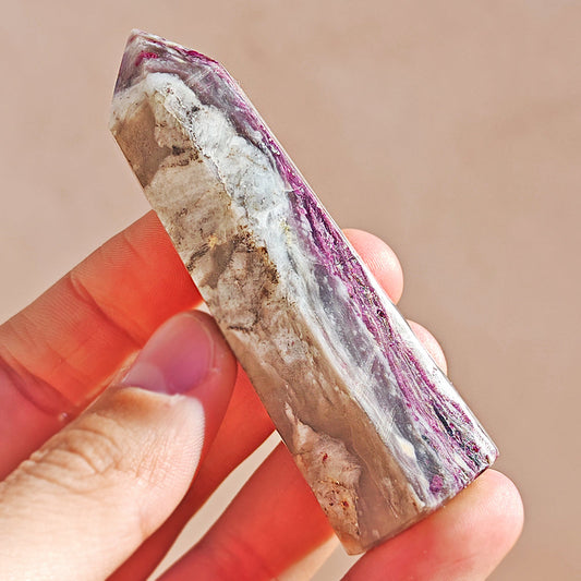 Punta de turmalina rosa de Mystical Tienda, cristal en forma de punta con tonos rosados y detalles naturales visibles.