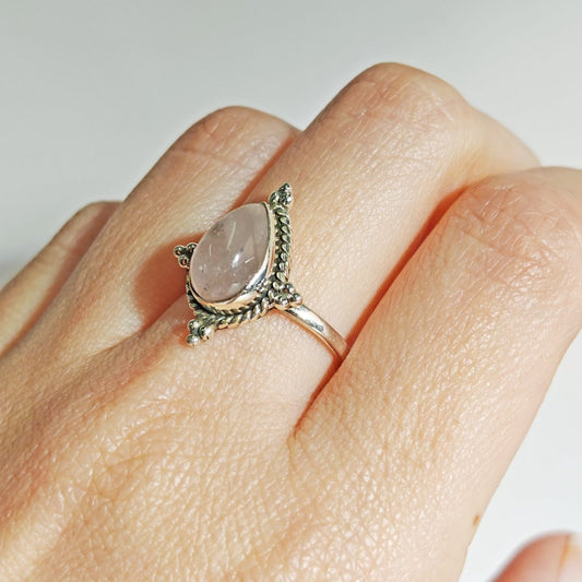 Anillo Delhi Ajustable de Cuarzo Rosa y Plata de Ley 925