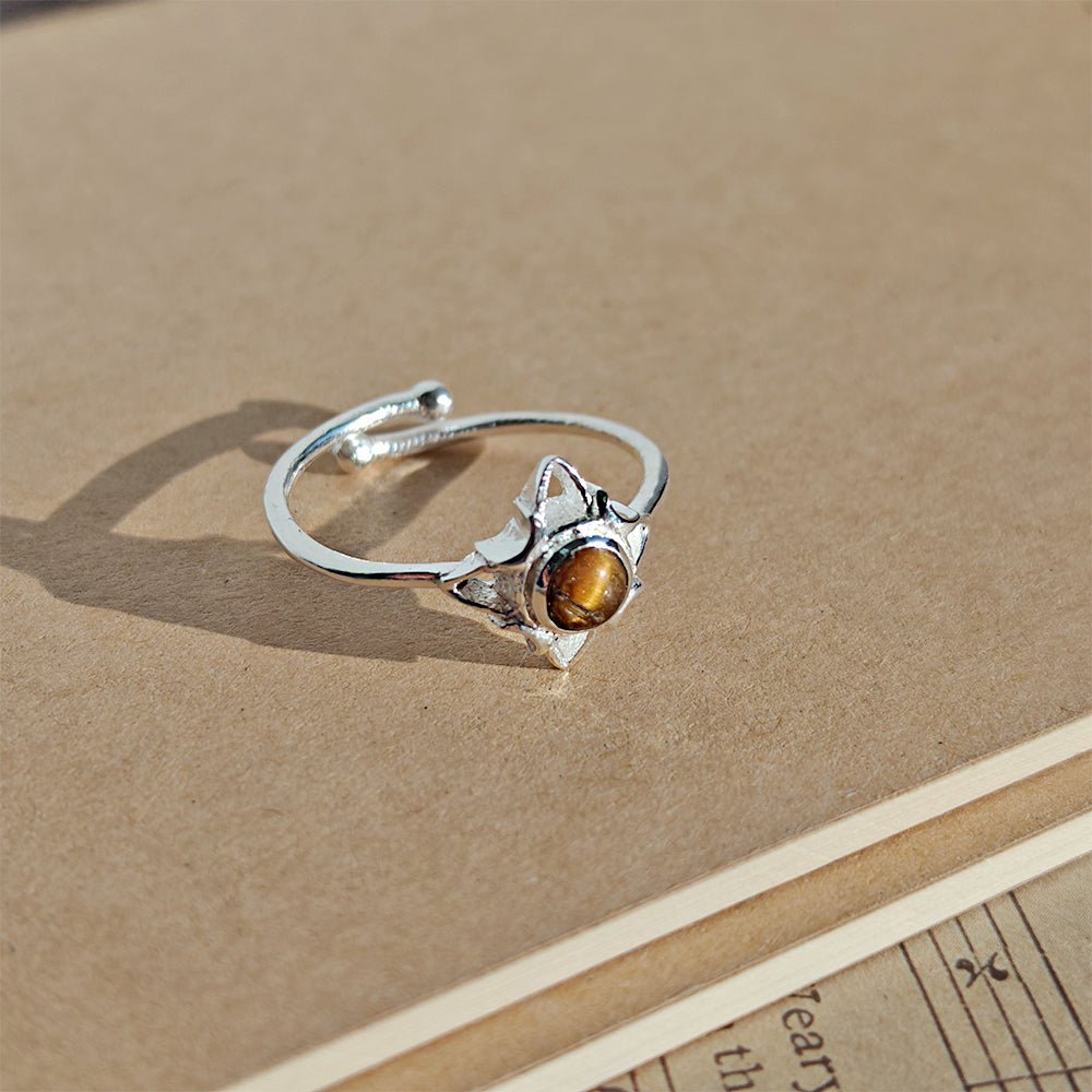 Anillo Nudo de Bruja Wicca con Ojo de Tigre en plata de ley 925, diseño místico y elegante, para amantes de la joyería espiritual.