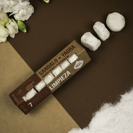 Bombita de defumación Mystical Tienda para limpieza de 7 días, con aroma a sándalo y yagra, en una superficie blanca.