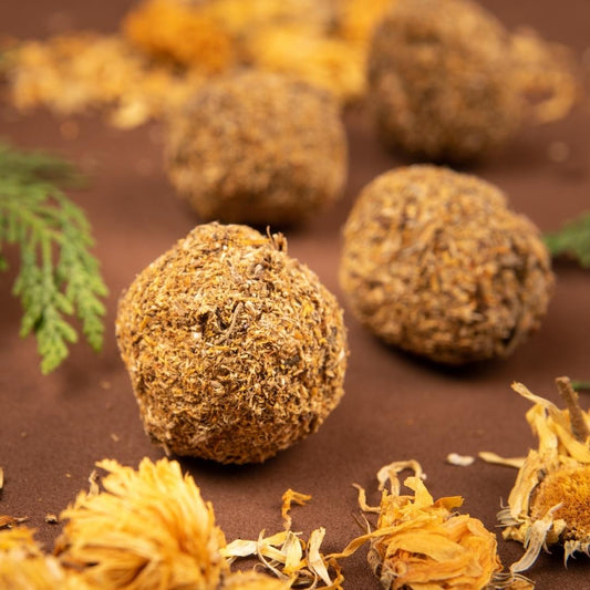 Bombita Herbal Armonía de Mystical Tienda, pequeña bomba de hierbas con diseño aromático para relajación.