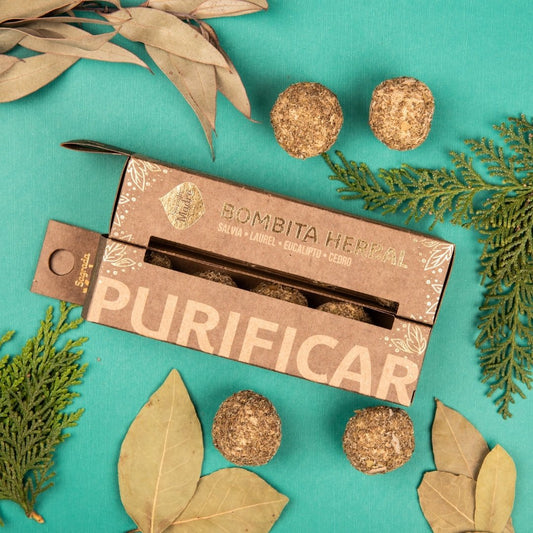 Bombita herbal de purificación de Mystical Tienda, pequeña bolita de hierbas para limpieza espiritual en la imagen.