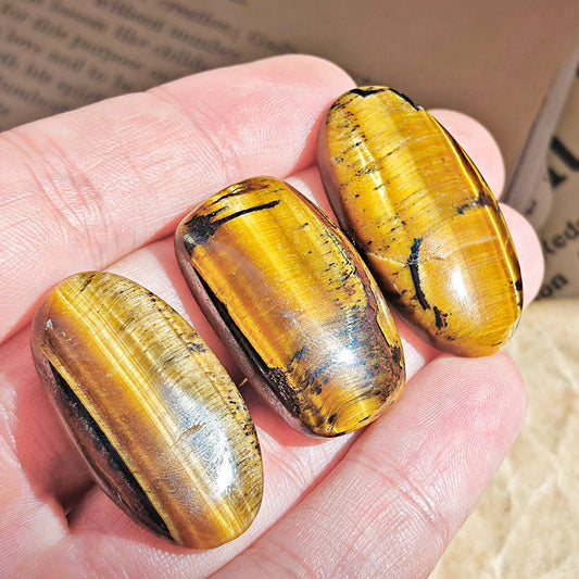 Cabujón plano de Ojo de Tigre de la marca Mystical Tienda, muestra su coloración dorada y patrones naturales en la piedra.