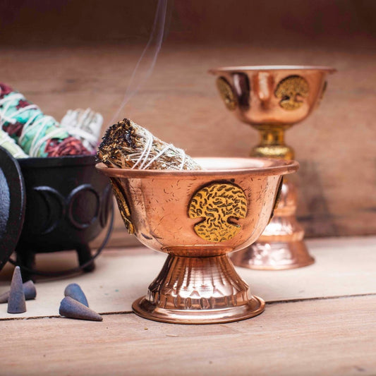 Incensario de cobre en forma de caliz con diseño triple luna, ideal para ceremonias y rituales espirituales.