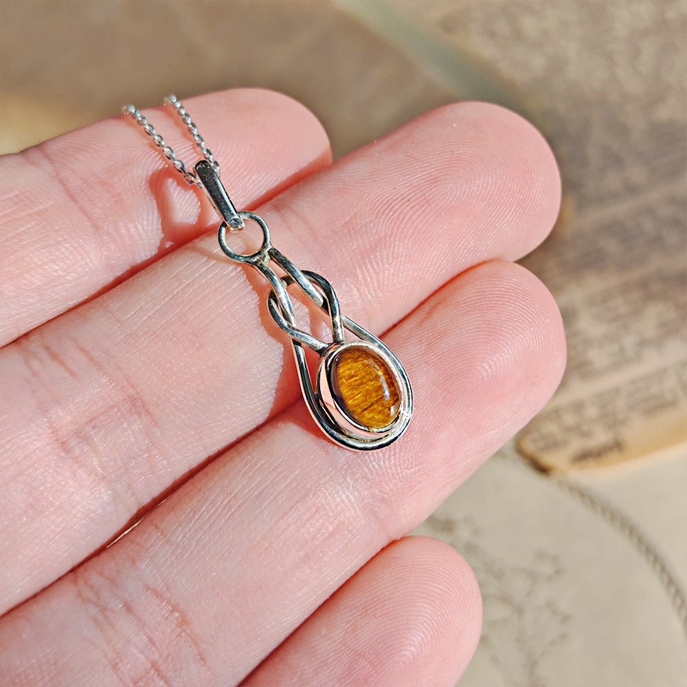 Colgante Arwen en plata de ley 925 con ojo de tigre, diseño elegante y detallado, ideal para accesorios de joyería.