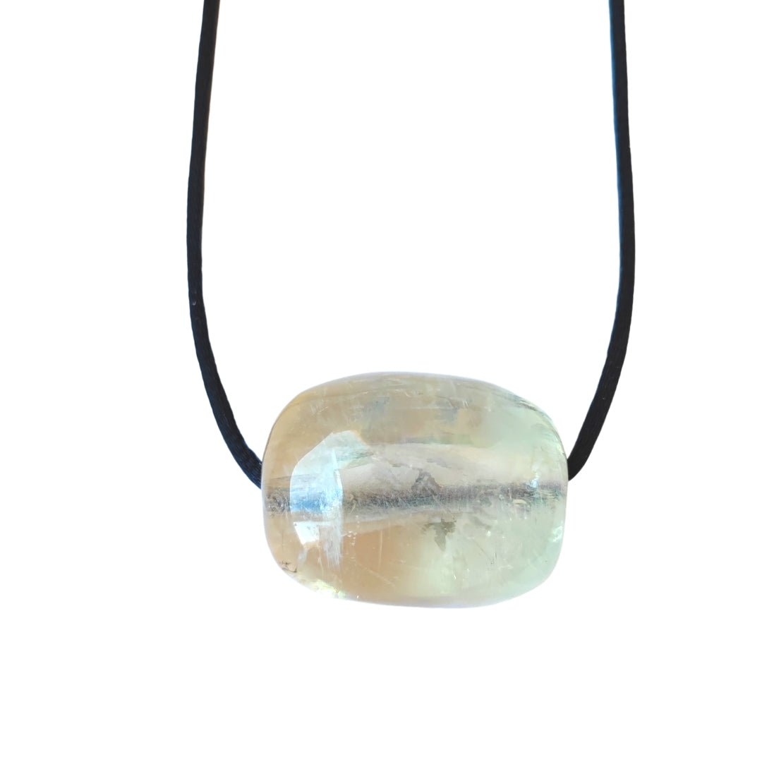 Colgante de mineral Candy Calcita Miel de Mystical Tienda, con forma de dulce y tonos cálidos en la piedra.