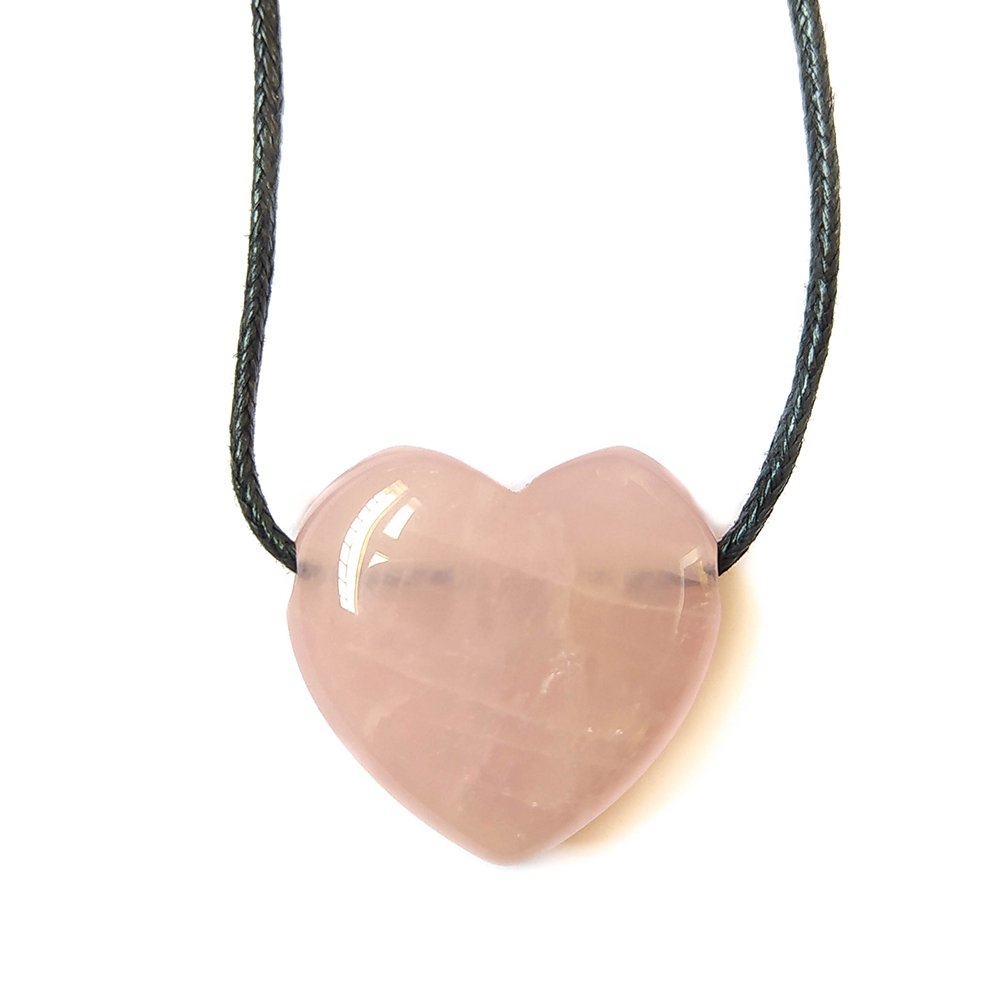 Colgante de corazón de cuarzo rosa con cordón, accesorio de mineral de la marca Mystical Tienda en una imagen clara.