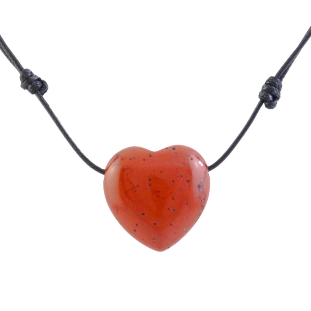 Colgante de corazón de jaspe rojo con cordón, mineral natural, ideal para llevar en el cuello, en tonos cálidos y vibrantes.