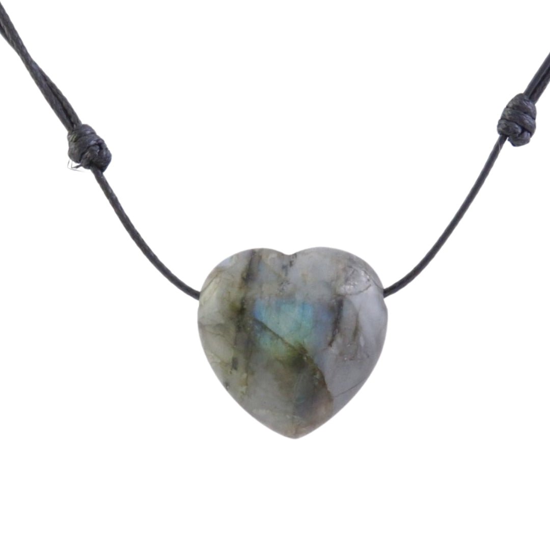 Colgante de corazón de labradorita con cordón, joya de mineral natural, en estilo elegante y brillante.