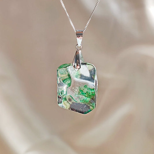 Colgante de cuarzo chamánico en plata de ley 925, pieza de joyería con piedra natural y diseño espiritual.