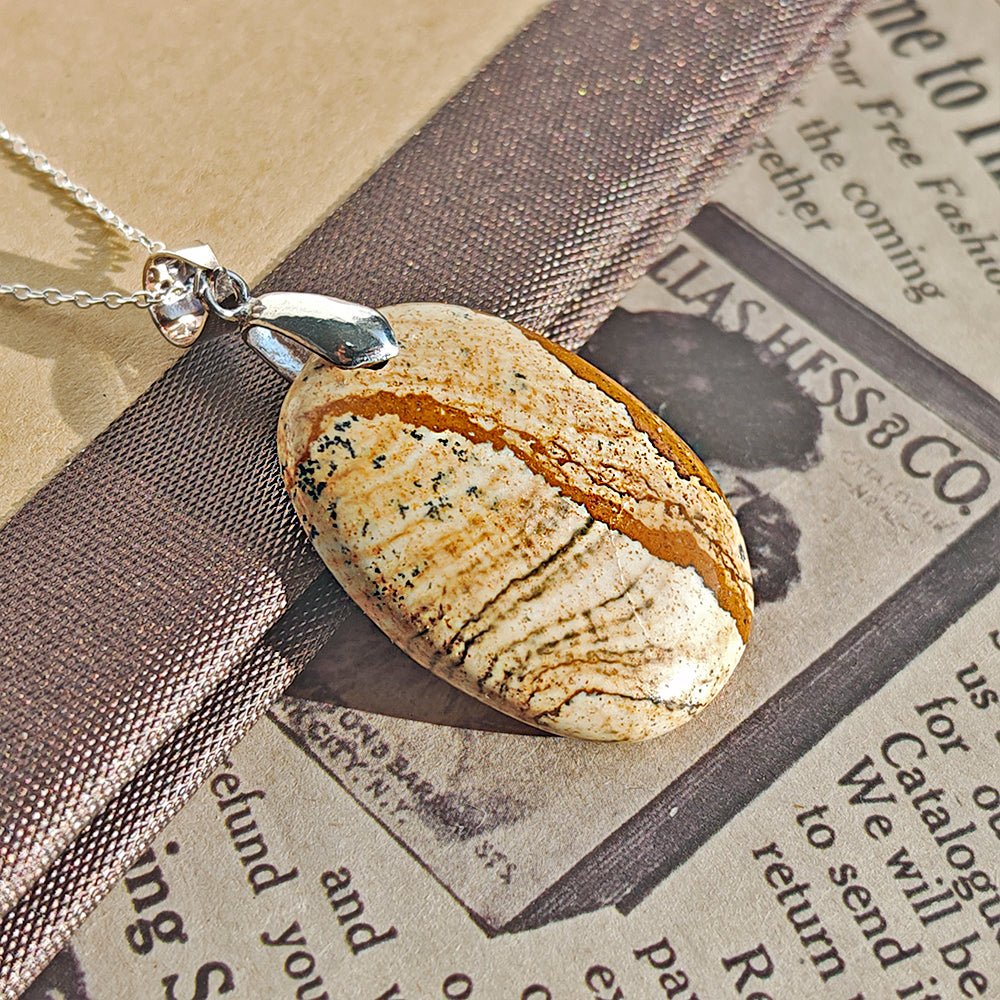 Colgante de jaspe paisaje con engarce de plata de ley 925, joya de plata natural y detallada, estilo elegante y único.