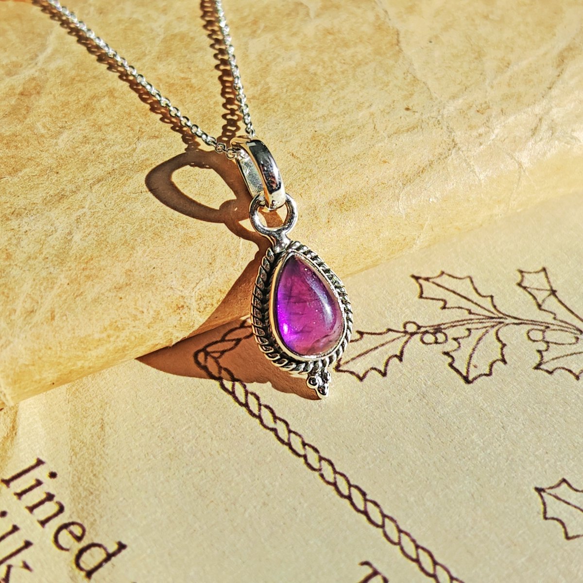 Colgante Dewi de amatista y plata de ley 925 de Mystical Tienda, con piedra amatista y diseño elegante en plata.
