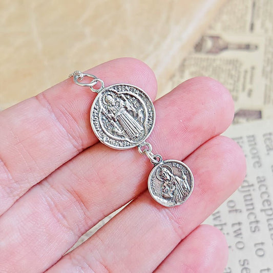 Colgante doble de protección San Benito y San Judas Tadeo en plata de ley 925, joya espiritual de Mystical Tienda.