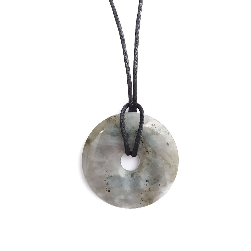 Colgante de mineral Donut de Labradorita de Mystical Tienda, muestra el brillo y los colores iridiscentes de la piedra labradorita.