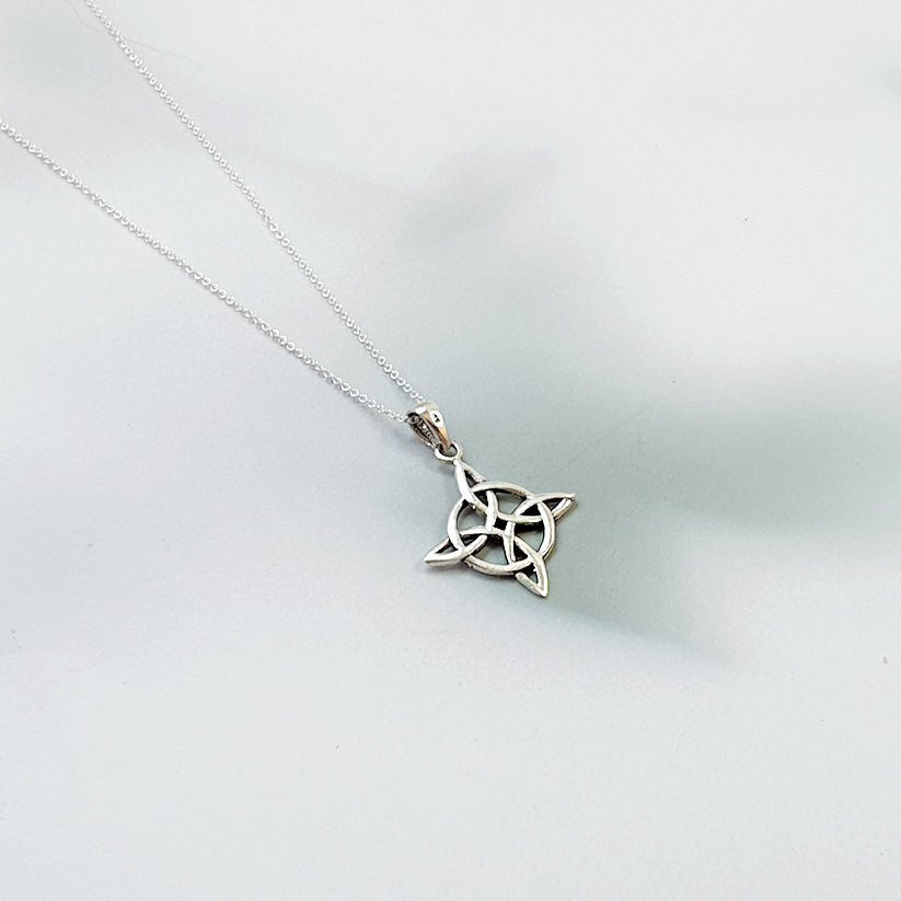 Colgante Nudo de Bruja en Plata de Ley 925