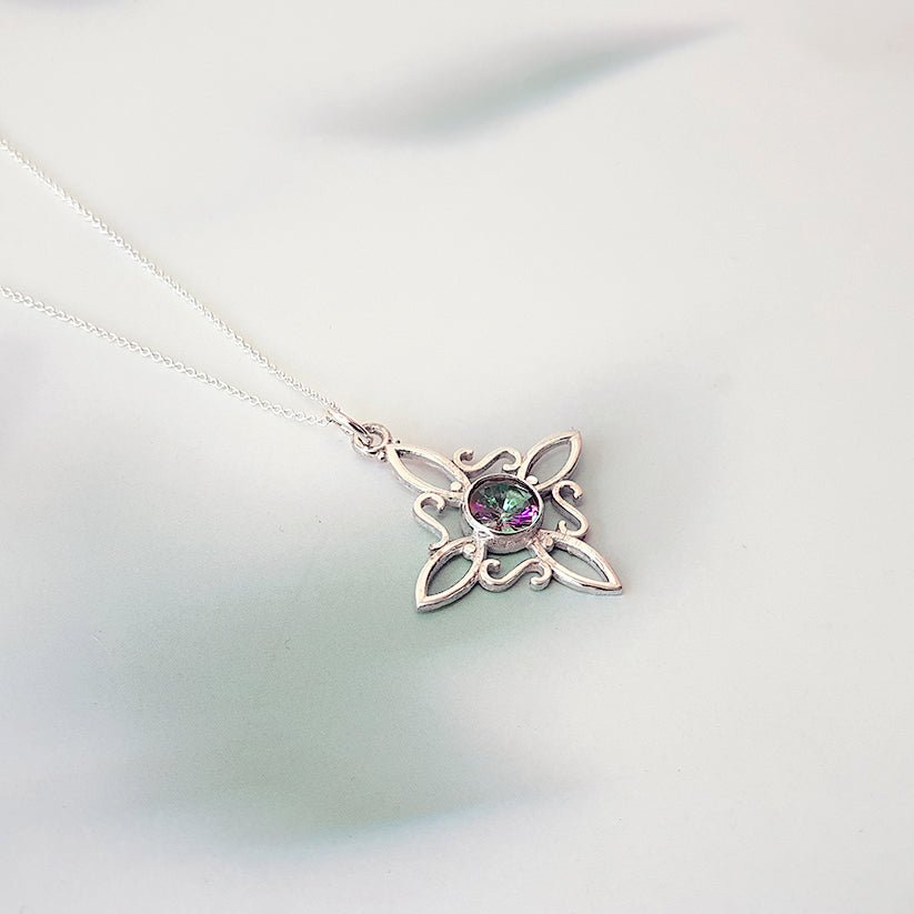 Colgante Nudo de Bruja en Plata de Ley 925 con Topacio Místico