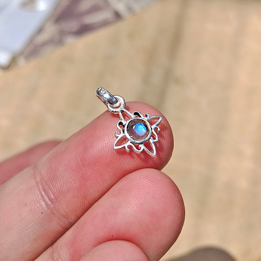 Colgante Nudo de Bruja 'Mini' Labradorita en Plata de Ley 925