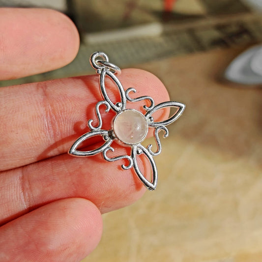 Colgante Nudo de Bruja y Cuarzo Rosa en Plata de Ley 925