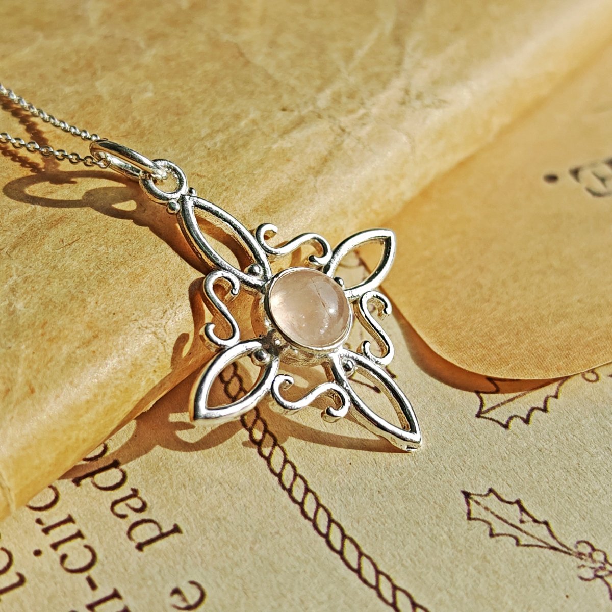 Colgante Nudo de Bruja y Cuarzo Rosa en Plata de Ley 925