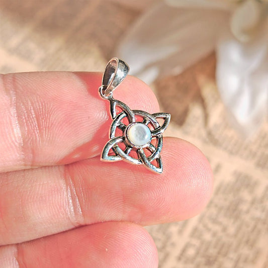 Colgante Nudo de Bruja y Nácar en Plata de Ley 925