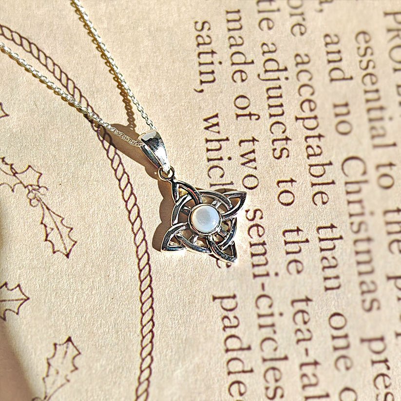 Colgante Nudo de Bruja y Nácar en Plata de Ley 925