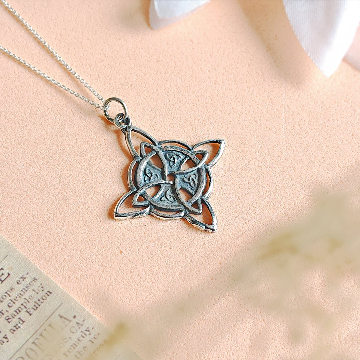 Colgante Nudo de Bruja y Triqueta en Plata de Ley 925