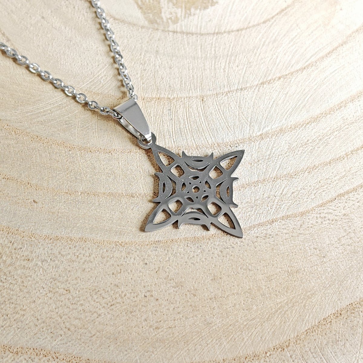 Collar Nudo de Bruja en Acero Inoxidable