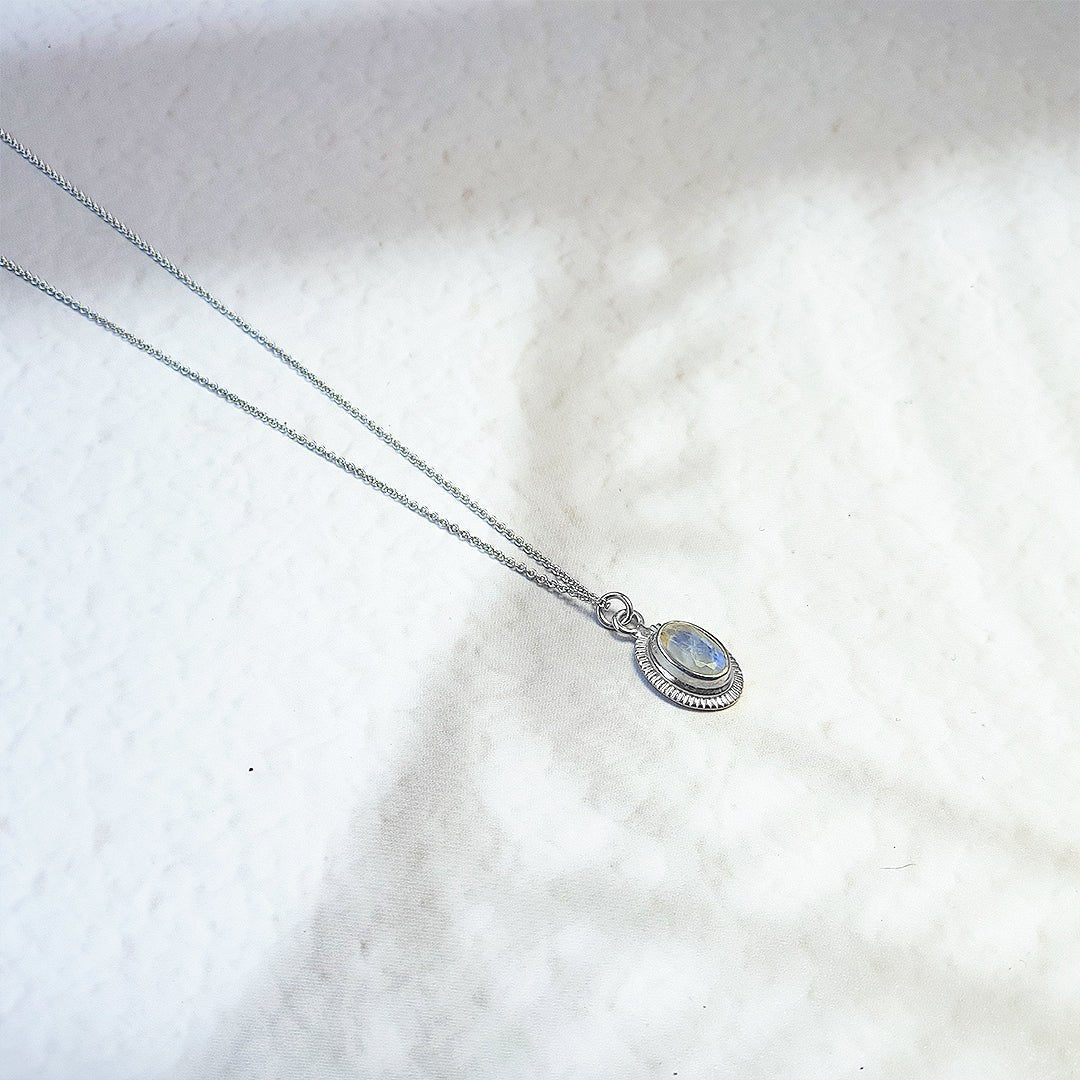 Collar Ovale Piedra de Luna - Plata de Ley 925