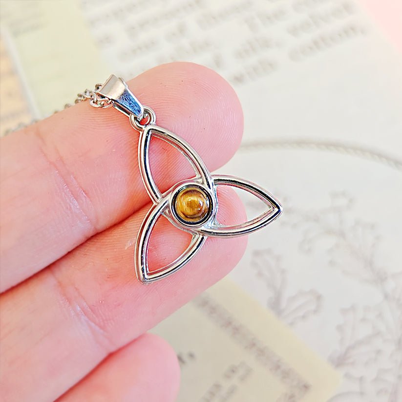 Collar Triqueta Ojo de Tigre - Acero Inoxidable