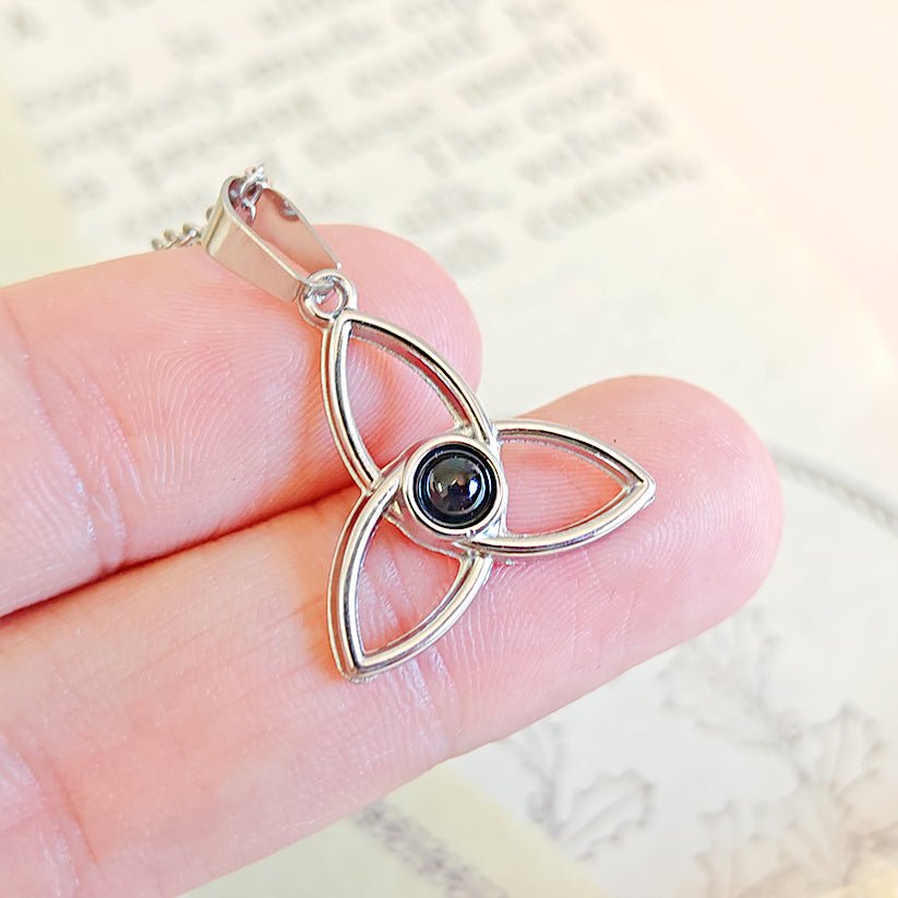 Collar Triqueta Ónix - Acero Inoxidable