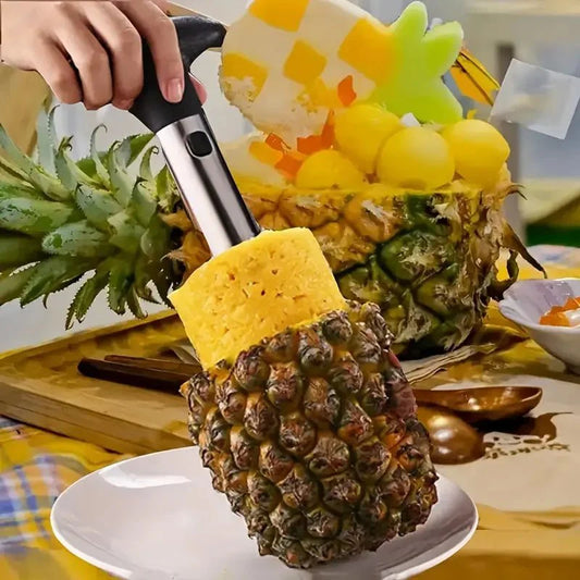 Cortador de piña en acero inoxidable de la marca innovagizmo, con mango ergonómico y cuchilla afilada para facilitar su uso.