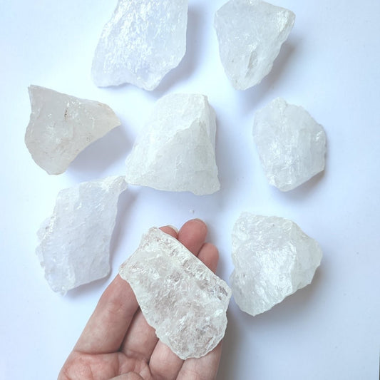 Cuarzo blanco en bruto de Mystical Tienda, piedra natural sin pulir, con textura y forma irregular, ideal para colección o decoración.
