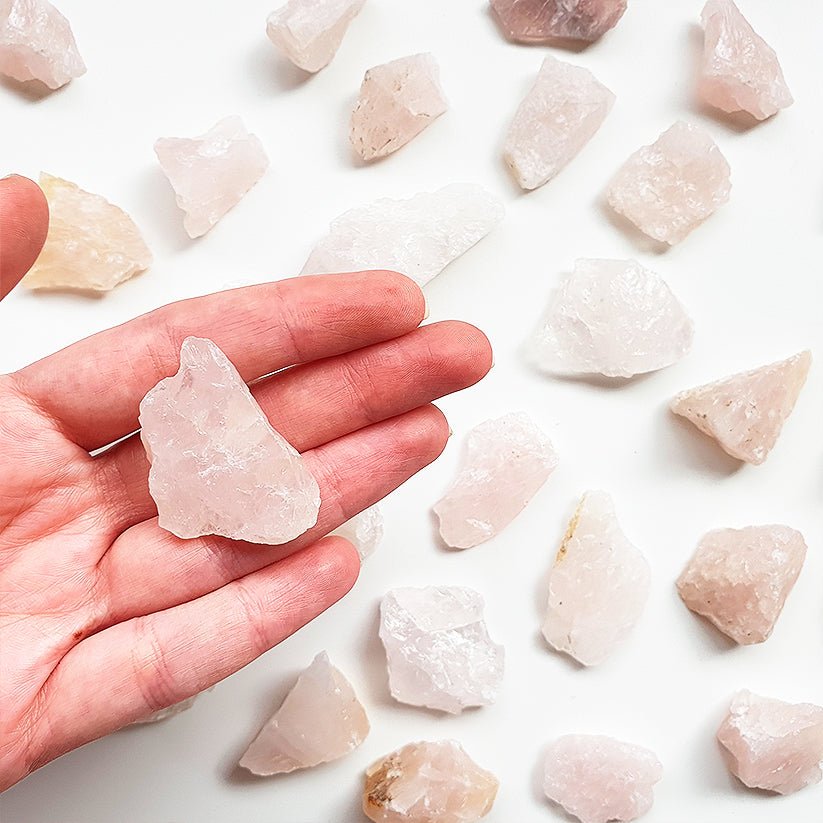 Cuarzo rosa en bruto de Mystical Tienda, piedra natural sin pulir con cristales rosados y forma irregular.