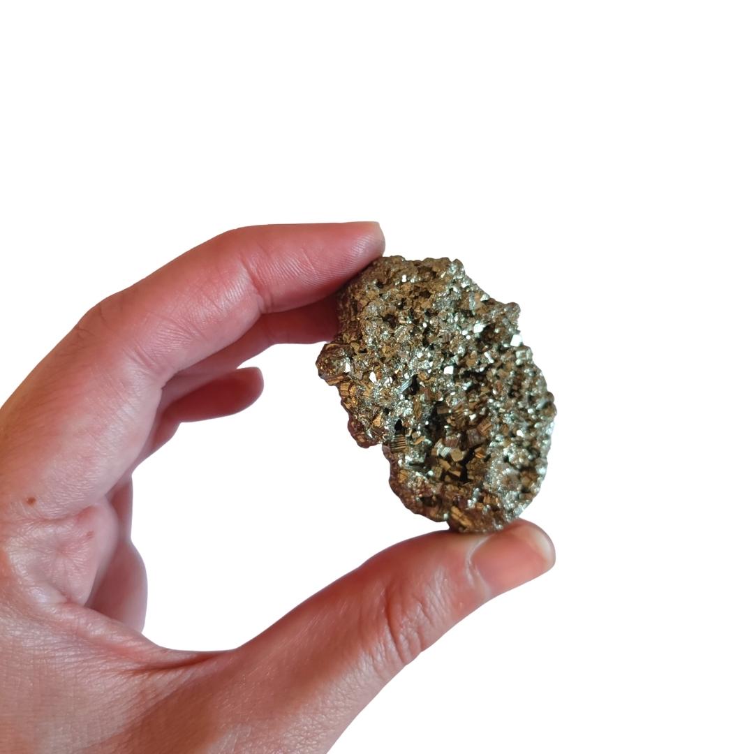 Drusa de pirita chispa en bruto, mineral brillante y dorado, muestra cristales y textura natural de la piedra en imagen.
