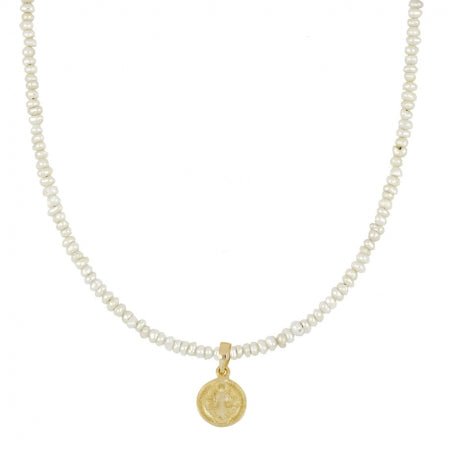 Gargantilla 'Holy' de perlas con medalla de San Benito, joya espiritual y elegante de Mystical Tienda.