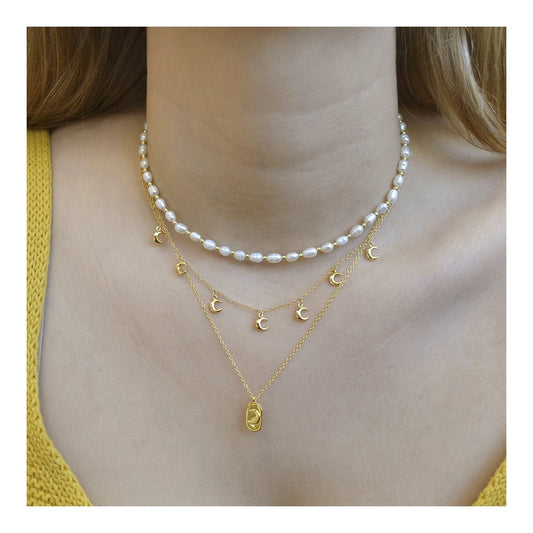 Gargantilla Idalia de la marca Mystical Tienda, con diseño delicado y detalles en plata, en una mano sosteniendo la pieza.