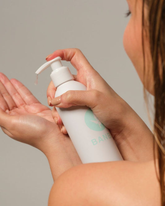 Gel de peinado ecológico BANBU para cabello rizado, en polvo, mostrando la textura y empaque del producto.