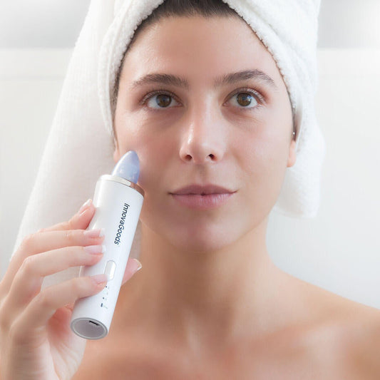 Limpiador facial eléctrico PureVac de innovagizmo con cabezal para eliminar puntos negros y limpiar poros profundamente.
