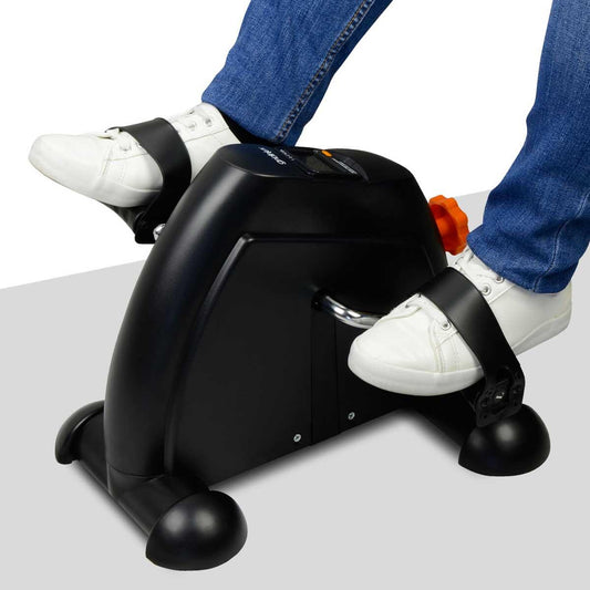 Pedaleador manual Small Fit 1000 de Innovagizmo para ejercicio de piernas en gimnasio, con pantalla y resistencia ajustable.