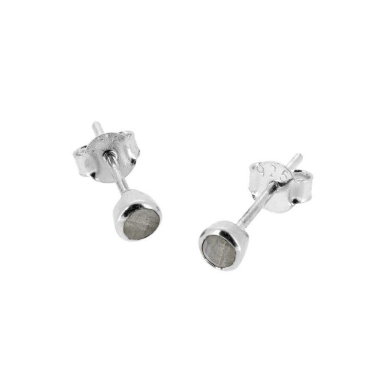 Pendientes 'Alexandra' de labradorita en plata, con detalles elegantes y brillo natural, diseñados por Mystical Tienda