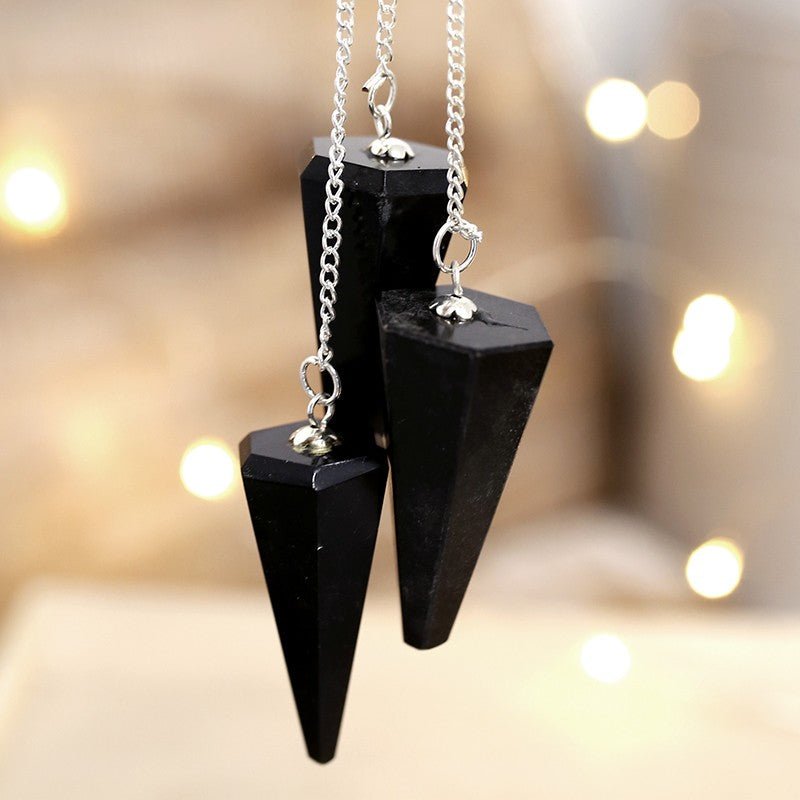 Péndulo de mineral de obsidiana facetado, herramienta de cristal para energías y equilibrio, en tono negro brillante.