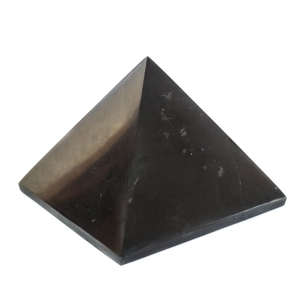 Pirámide de Shungit pulida de Mystical Tienda, cristal negro y brillante, con base rectangular y forma piramidal.