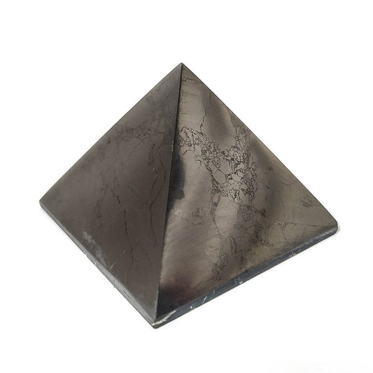 Pirámide de shungit pulida de Mystical Tienda, cristal negro con superficie lisa y forma piramidal para energía y protección mineral.