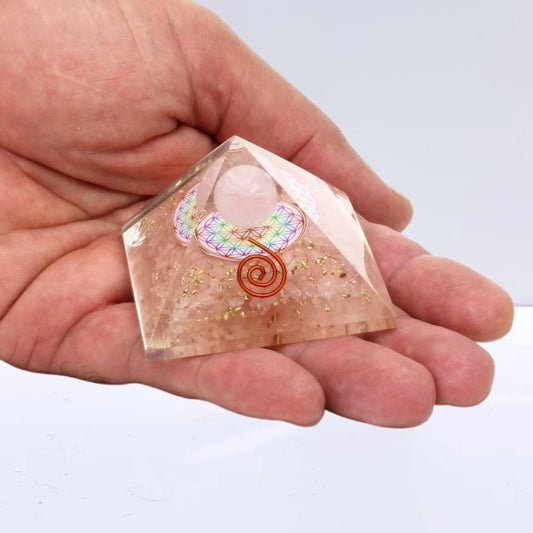 Pirámide Orgonita Earth de Cuarzo Rosa, figura geométrica de cristal con diseño místico y color rosa suave.